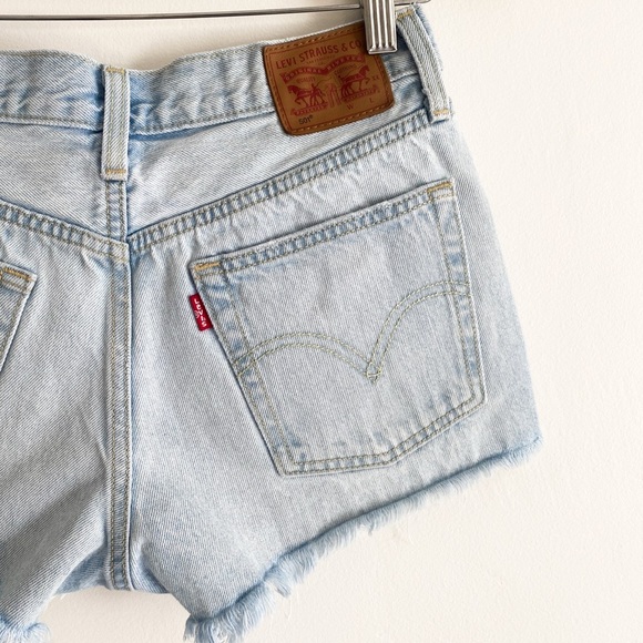Levi’s 501 Women’s High Rise Denim Shorts, Light Wash, Size 26 - Picture 5 of 7